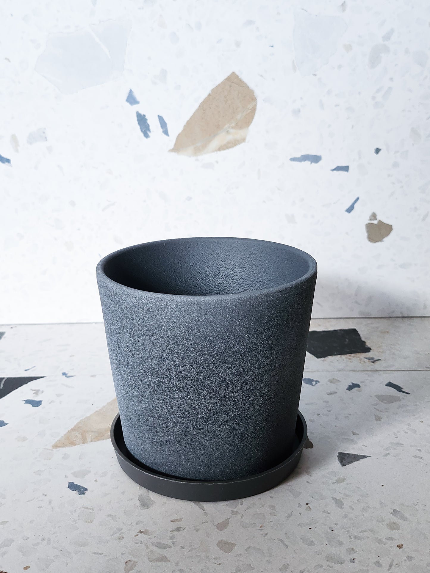 Pot en céramique avec soucoupe