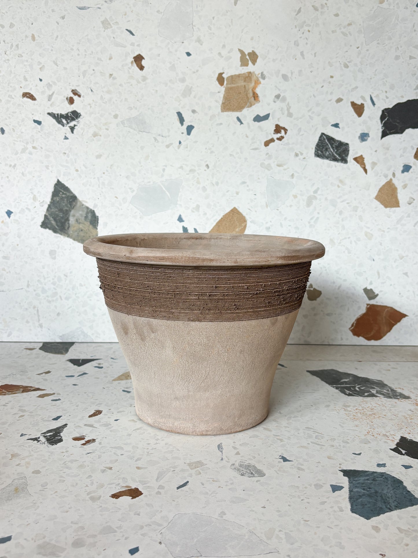 Pot cloche en terre cuite grise