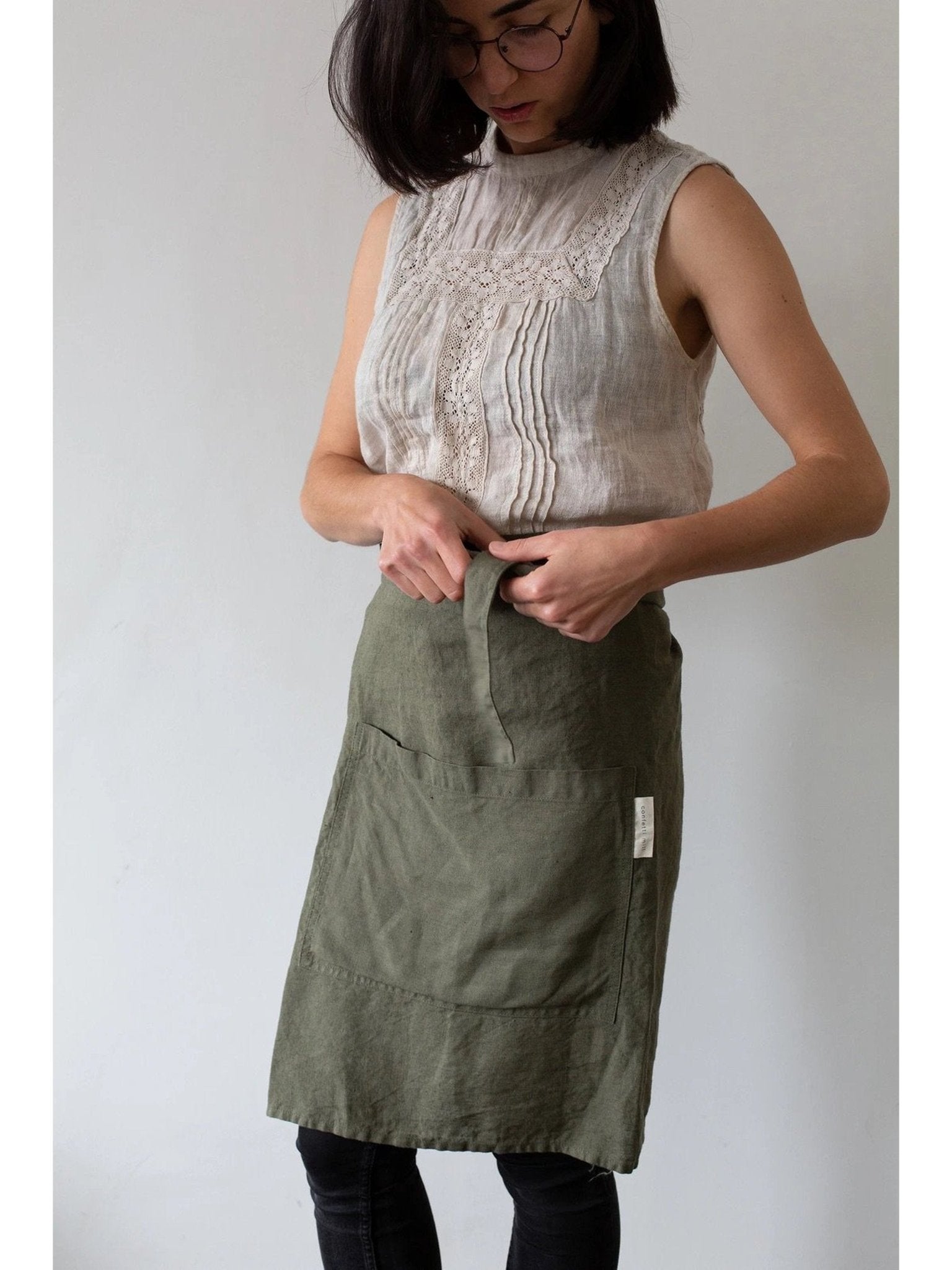 Demi tablier en lin - vert forêt - Alma Plantes