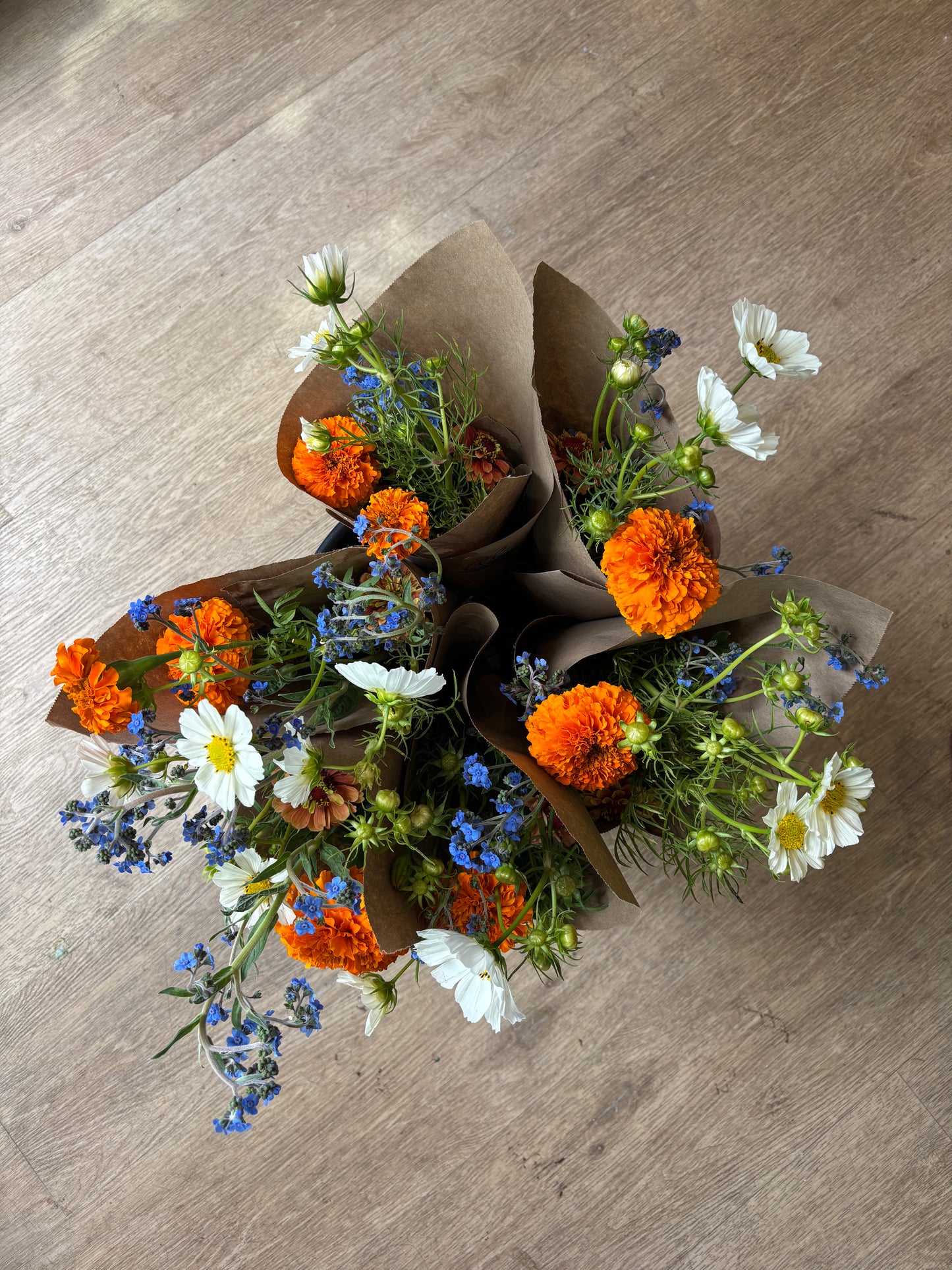 Bouquet mixte de fleurs locales
