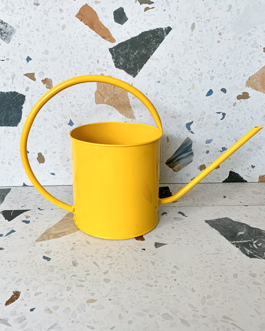 Arrosoir en métal-jaune