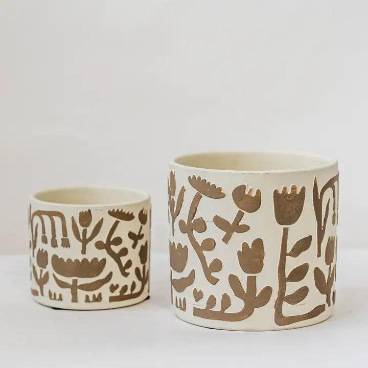 Cache-pot en terre cuite - fleurs simplifiées