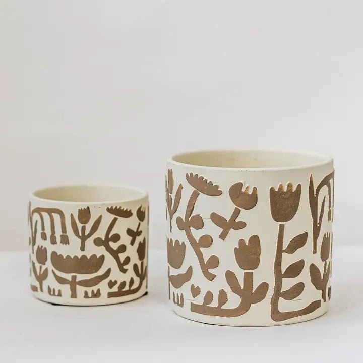 Cache-pot en terre cuite - fleurs simplifiées - Alma Plantes