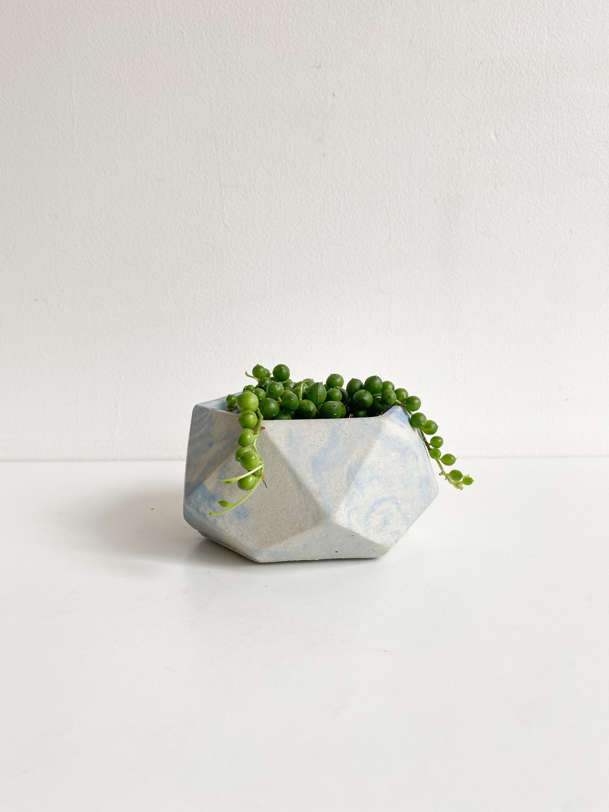 Pot en béton ’Aventurine’ - Marbré bleu et blanc