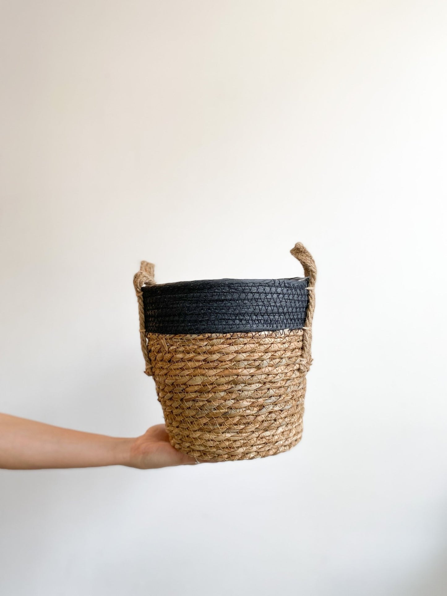 Panier en osier - Noir & Naturel (avec poignées) - Alma Plantes