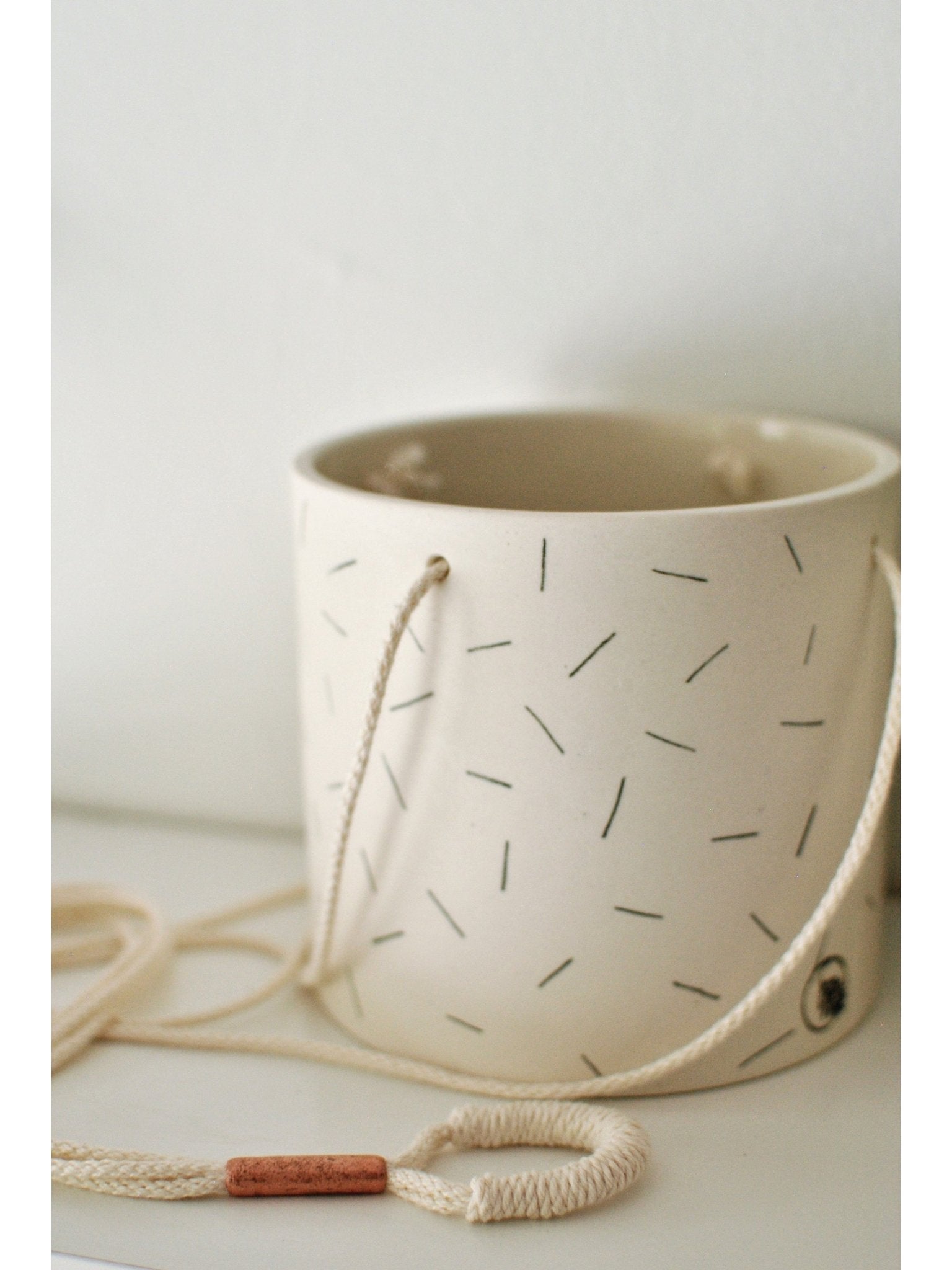 Pot lune suspendu 'confettis' - Alma Plantes